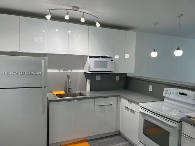 出租: $2,300 (2 贝兹, 2 浴室, 956 平方英尺)