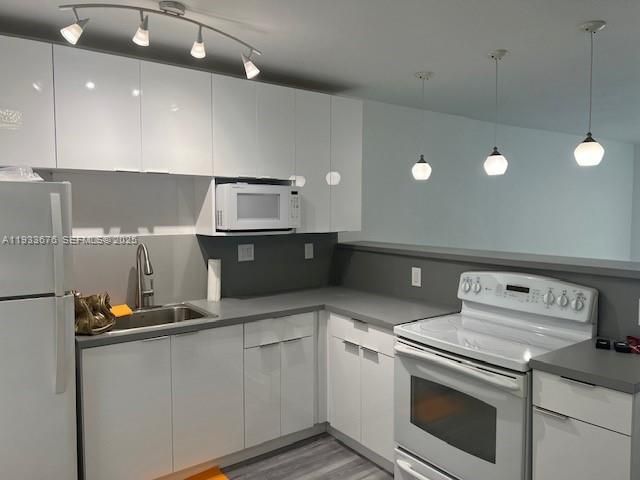 出租: $2,300 (2 贝兹, 2 浴室, 956 平方英尺)