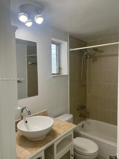 出租: $2,300 (2 贝兹, 2 浴室, 956 平方英尺)