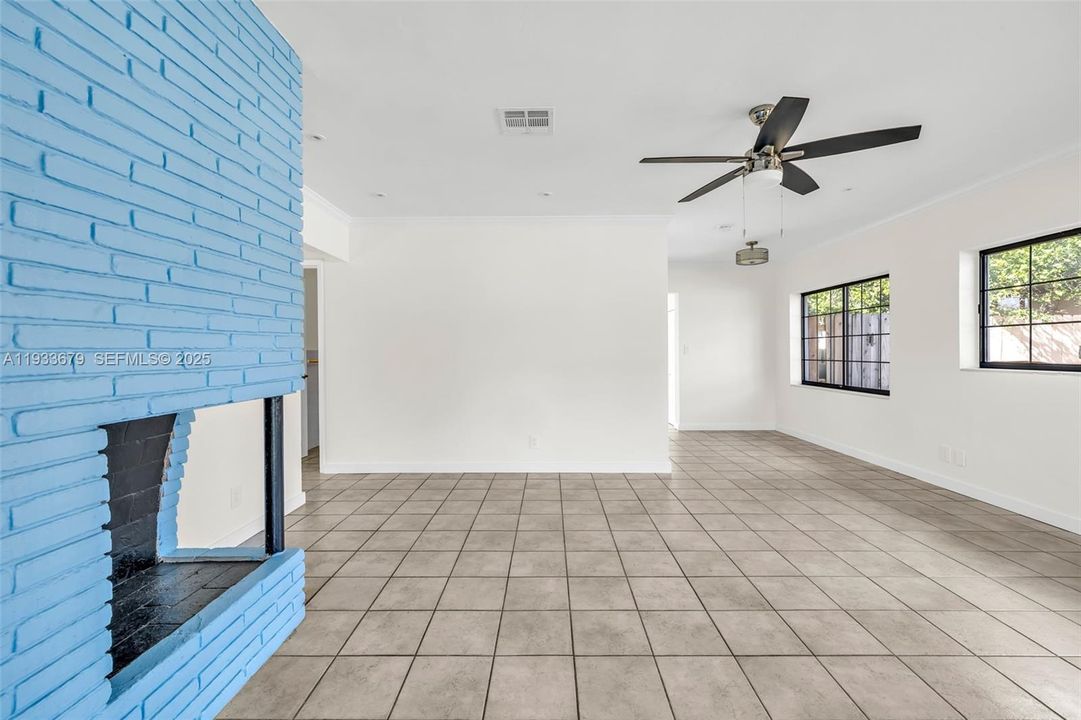 待售: $415,000 (2 贝兹, 1 浴室, 955 平方英尺)