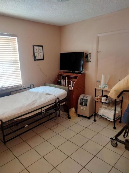 For Sale: $600,000 (3 beds, 1 baths, 1402 Square Feet)