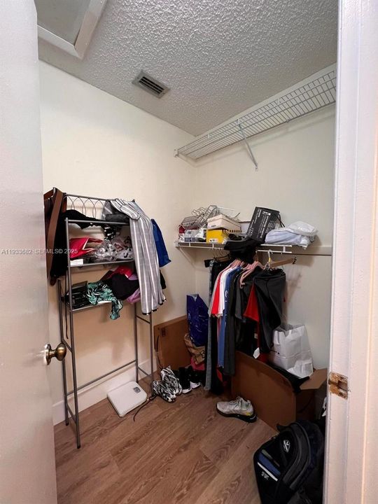 For Rent: $2,150 (3 beds, 2 baths, 1195 Square Feet)