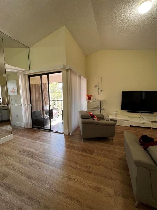 For Rent: $2,150 (3 beds, 2 baths, 1195 Square Feet)