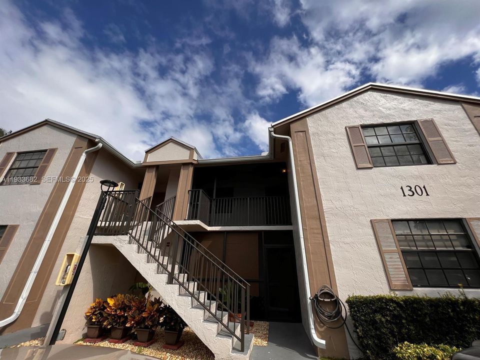 For Rent: $2,150 (3 beds, 2 baths, 1195 Square Feet)