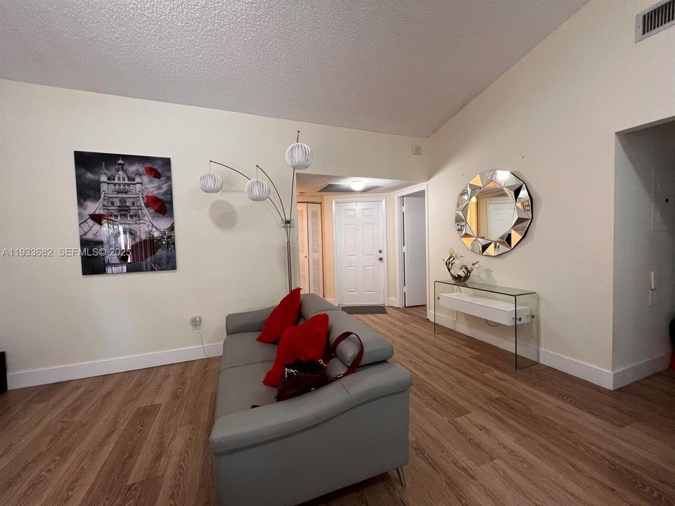 For Rent: $2,150 (3 beds, 2 baths, 1195 Square Feet)