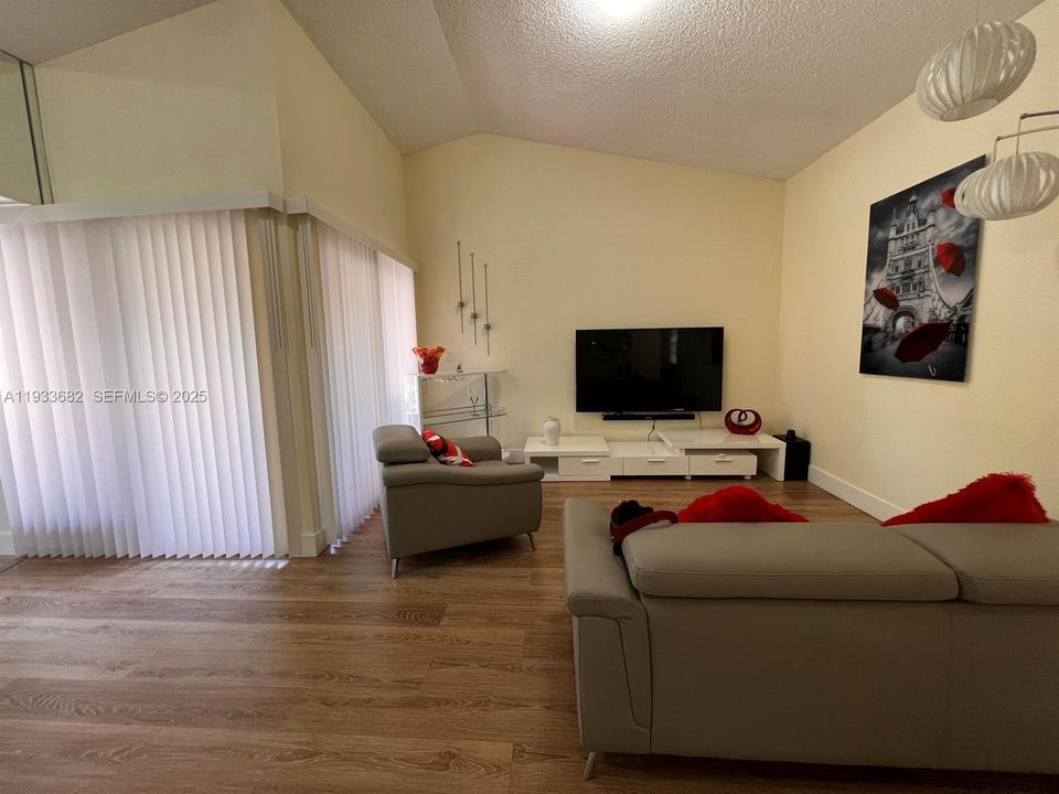 For Rent: $2,150 (3 beds, 2 baths, 1195 Square Feet)