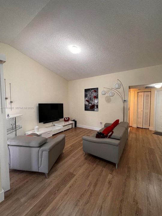 For Rent: $2,150 (3 beds, 2 baths, 1195 Square Feet)