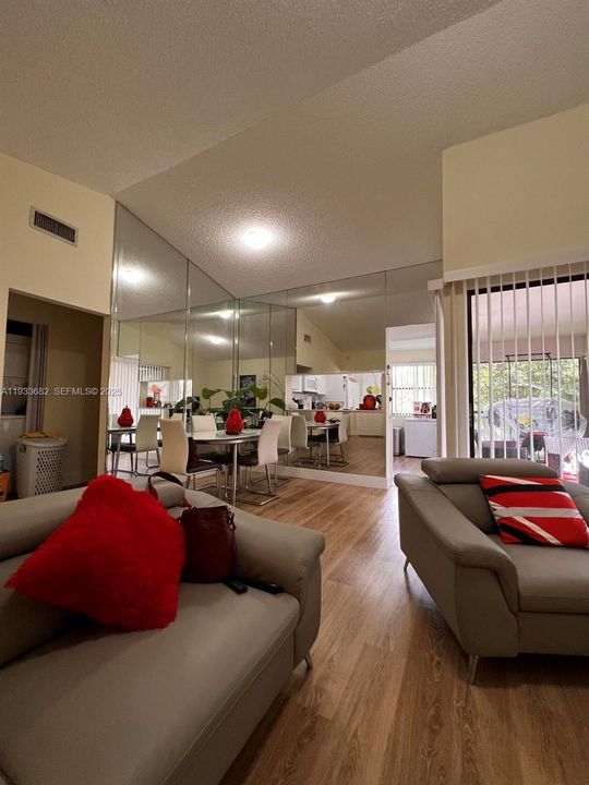 For Rent: $2,150 (3 beds, 2 baths, 1195 Square Feet)