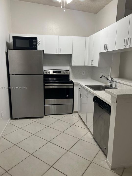 For Rent: $2,300 (2 beds, 2 baths, 870 Square Feet)