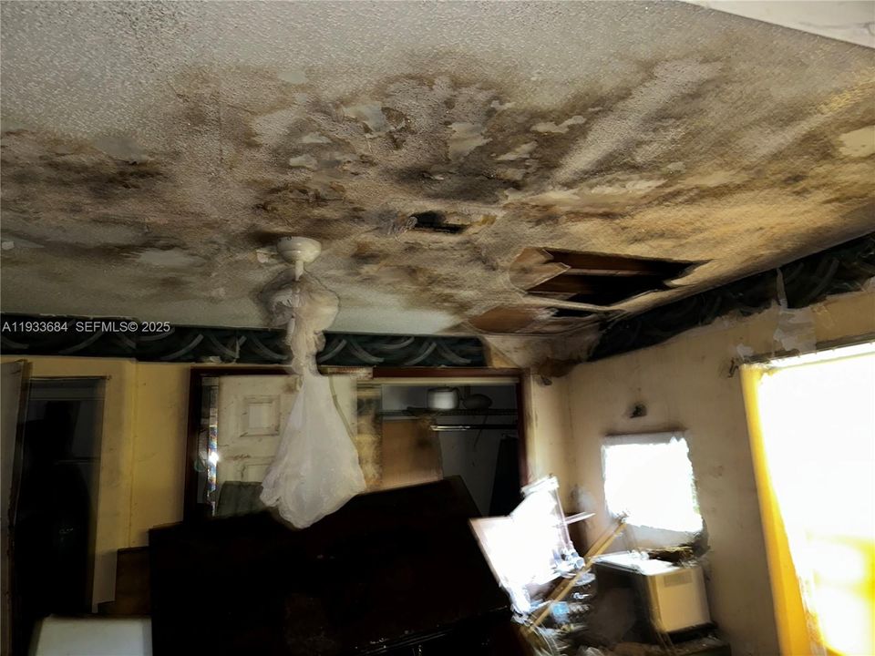 For Sale: $319,900 (2 beds, 1 baths, 1399 Square Feet)