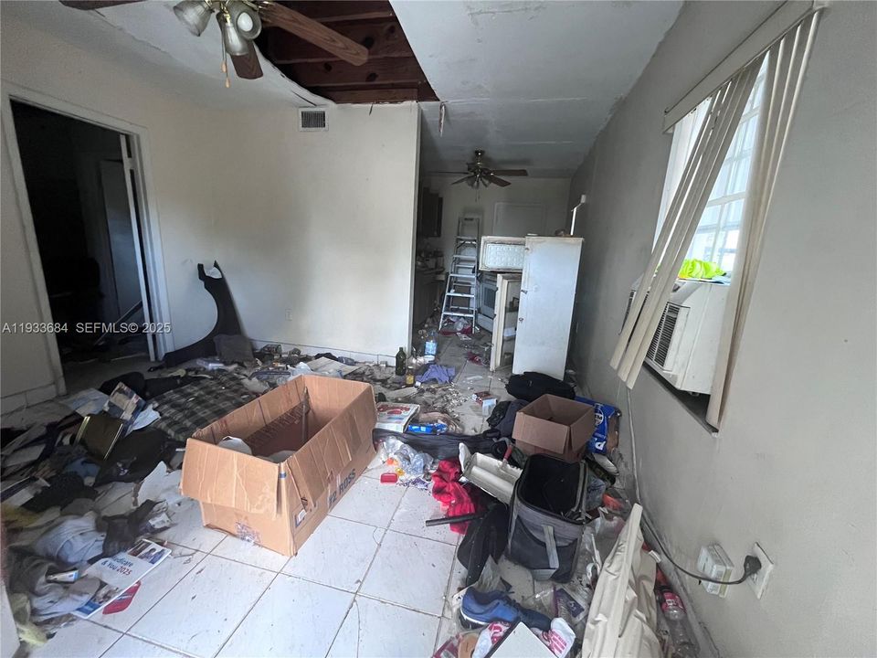 For Sale: $319,900 (2 beds, 1 baths, 1399 Square Feet)