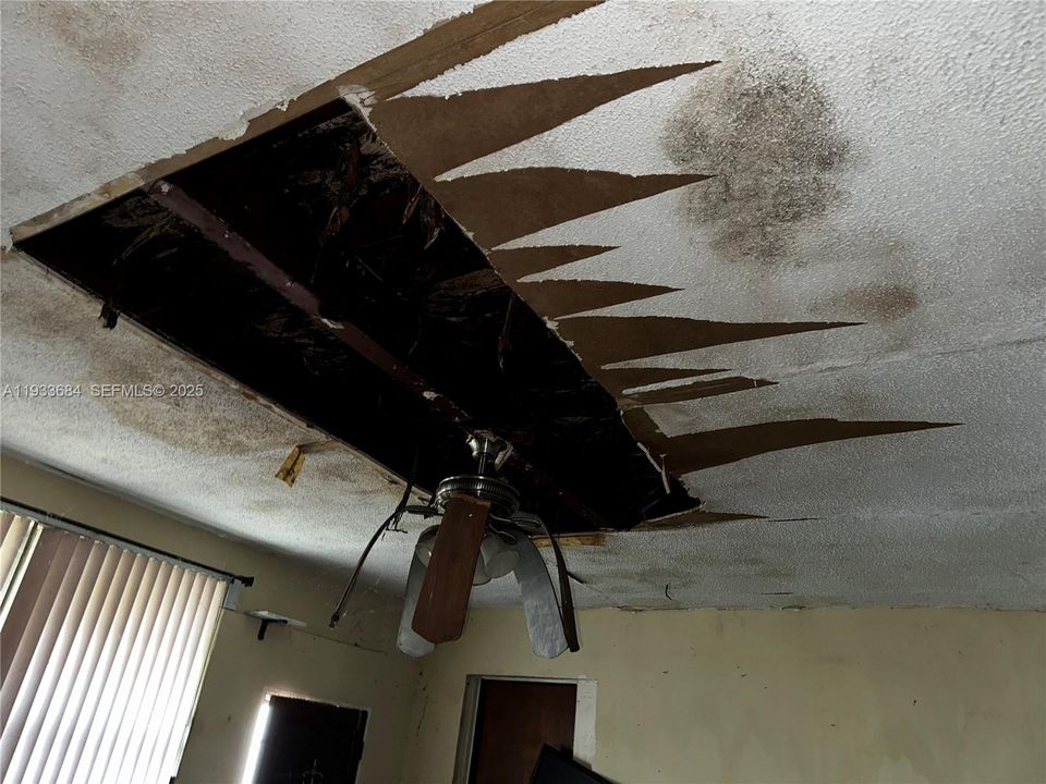 For Sale: $319,900 (2 beds, 1 baths, 1399 Square Feet)