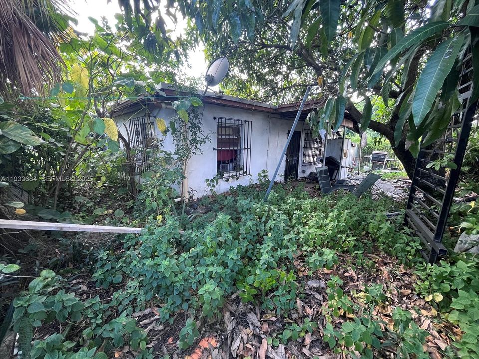 For Sale: $319,900 (2 beds, 1 baths, 1399 Square Feet)