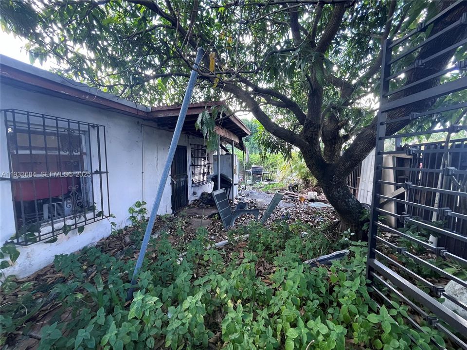 For Sale: $319,900 (2 beds, 1 baths, 1399 Square Feet)