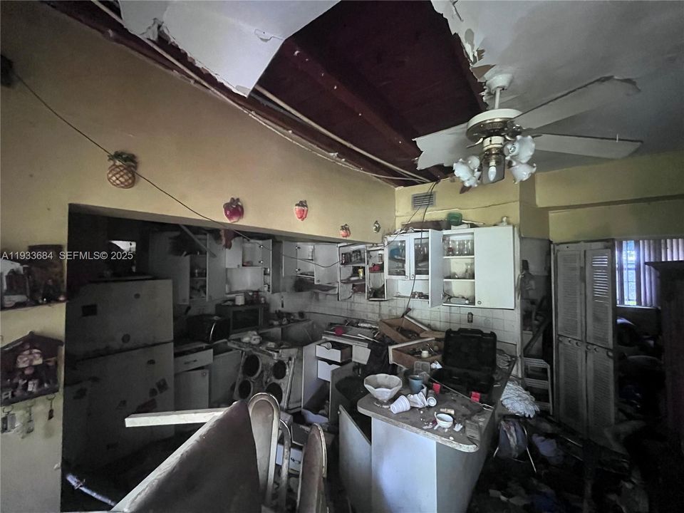 For Sale: $319,900 (2 beds, 1 baths, 1399 Square Feet)