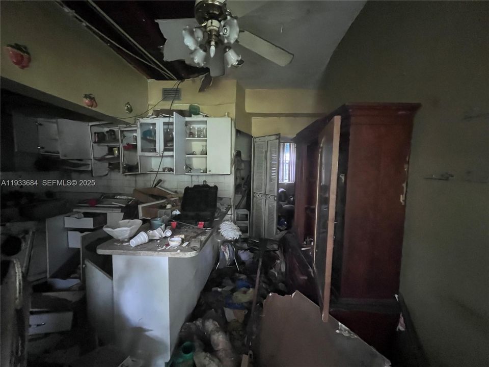 For Sale: $319,900 (2 beds, 1 baths, 1399 Square Feet)