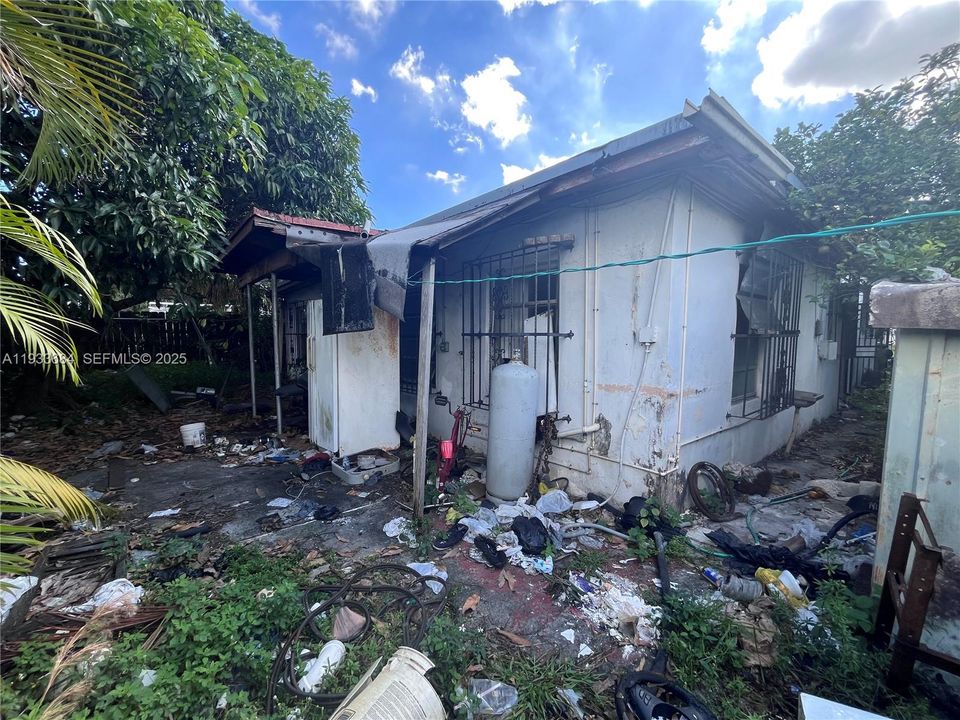 For Sale: $319,900 (2 beds, 1 baths, 1399 Square Feet)