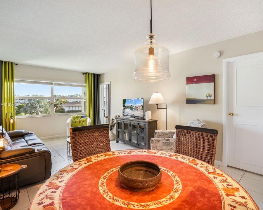 待售: $95,000 (1 贝兹, 1 浴室, 684 平方英尺)