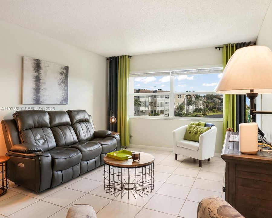 待售: $95,000 (1 贝兹, 1 浴室, 684 平方英尺)