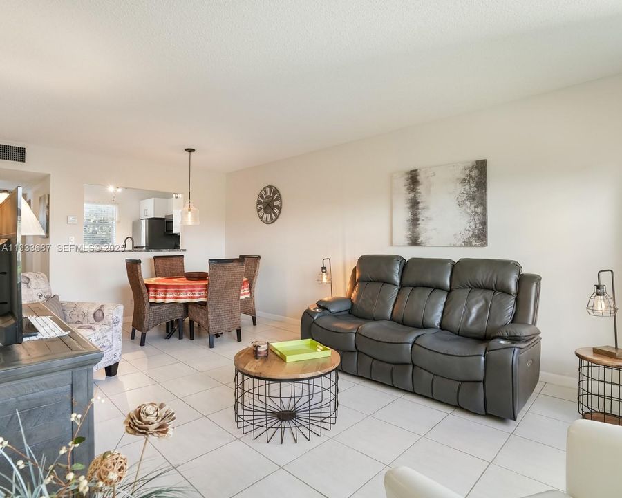 待售: $95,000 (1 贝兹, 1 浴室, 684 平方英尺)