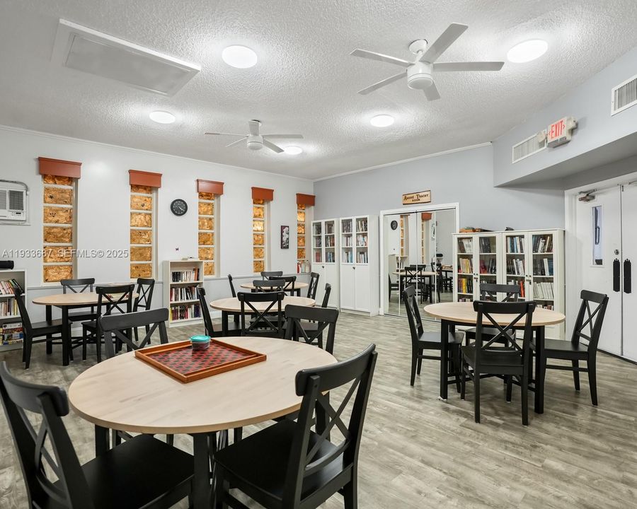 待售: $95,000 (1 贝兹, 1 浴室, 684 平方英尺)