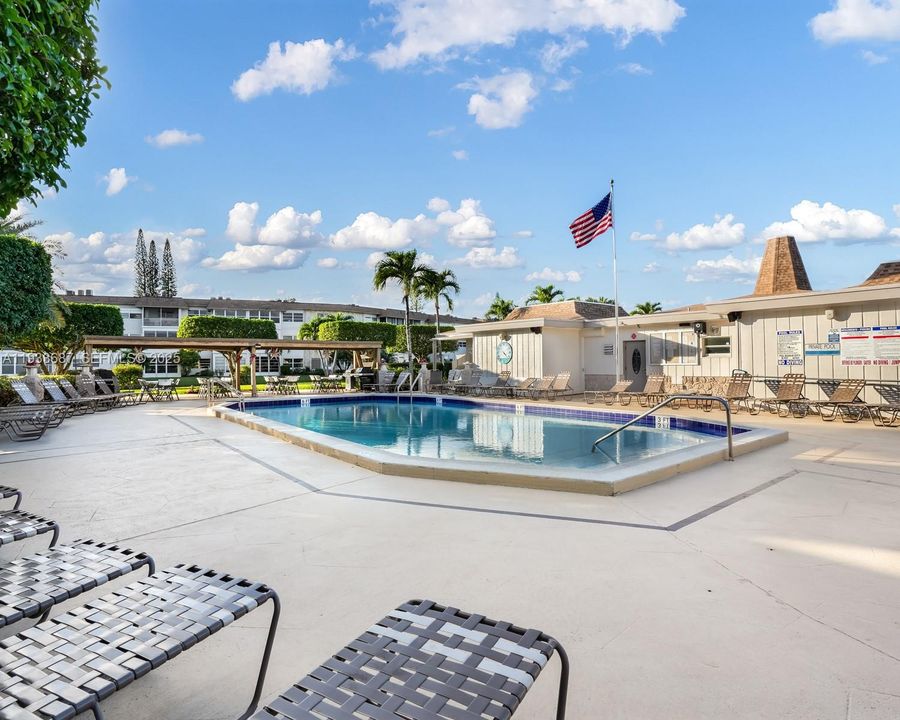 待售: $95,000 (1 贝兹, 1 浴室, 684 平方英尺)