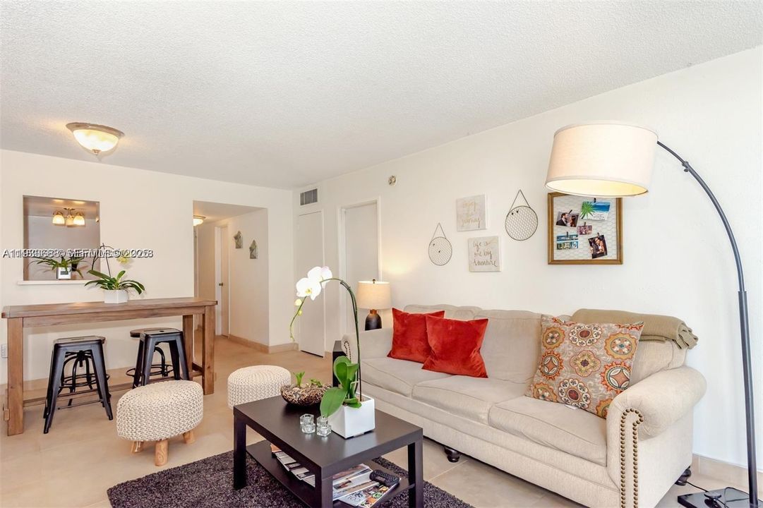 For Rent: $2,700 (1 beds, 1 baths, 750 Square Feet)