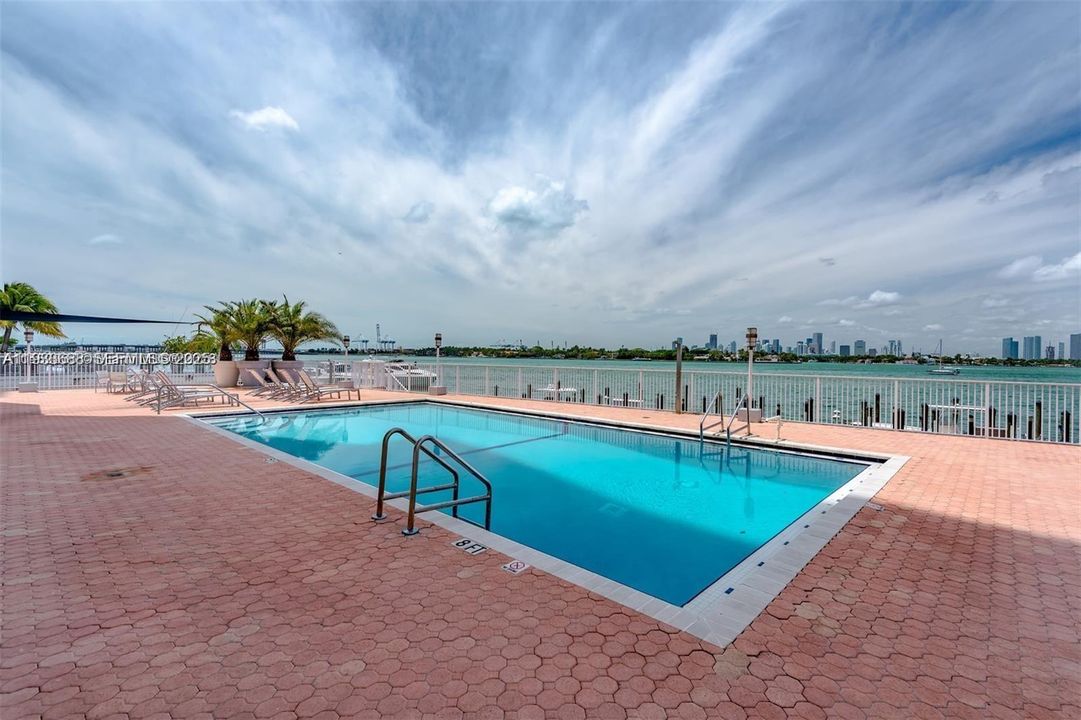 For Rent: $2,700 (1 beds, 1 baths, 750 Square Feet)