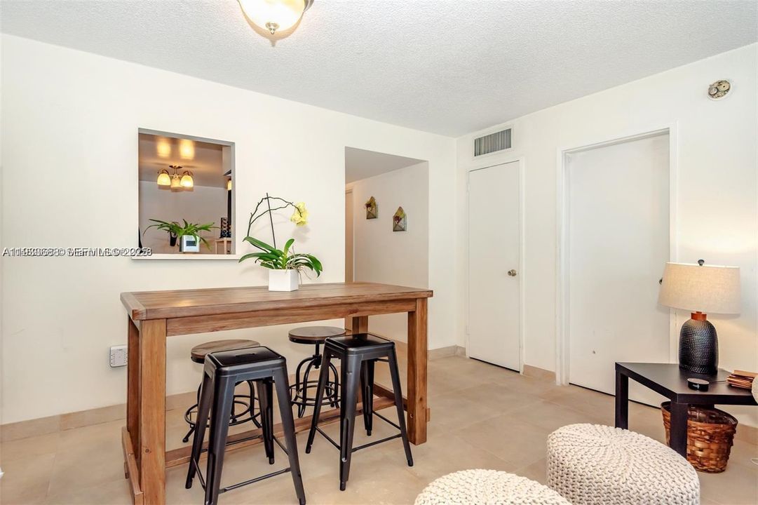 For Rent: $2,700 (1 beds, 1 baths, 750 Square Feet)