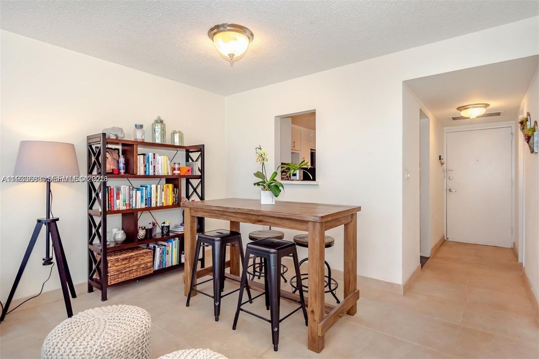 For Rent: $2,700 (1 beds, 1 baths, 750 Square Feet)