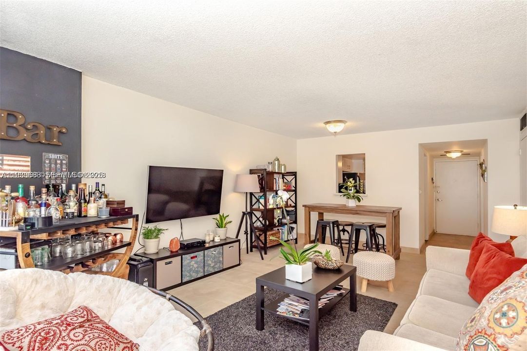 For Rent: $2,700 (1 beds, 1 baths, 750 Square Feet)