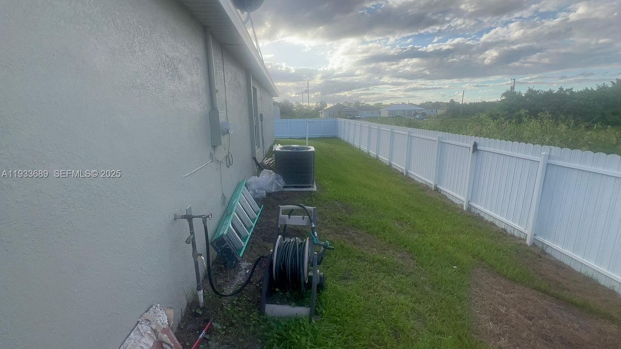 待售: $320,000 (4 贝兹, 2 浴室, 0 平方英尺)