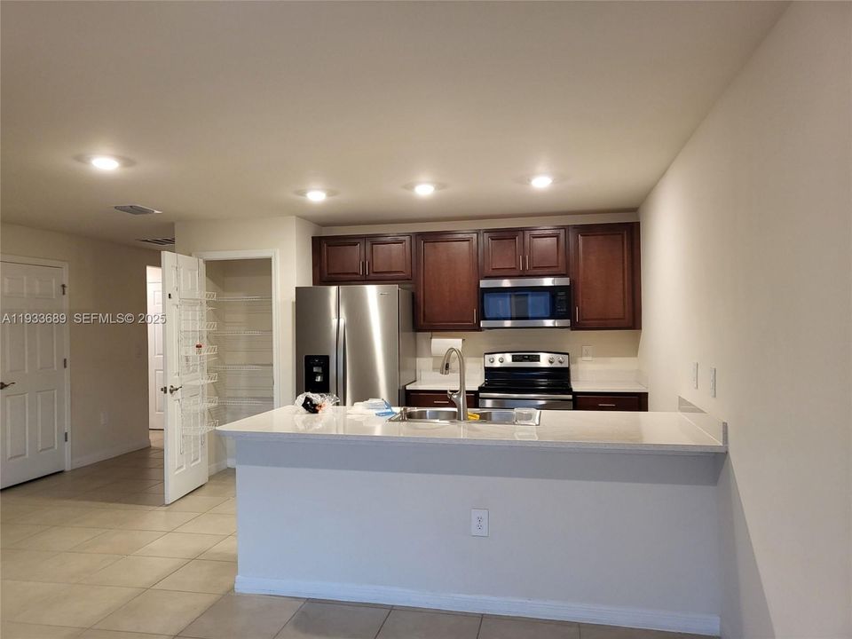 待售: $320,000 (4 贝兹, 2 浴室, 0 平方英尺)