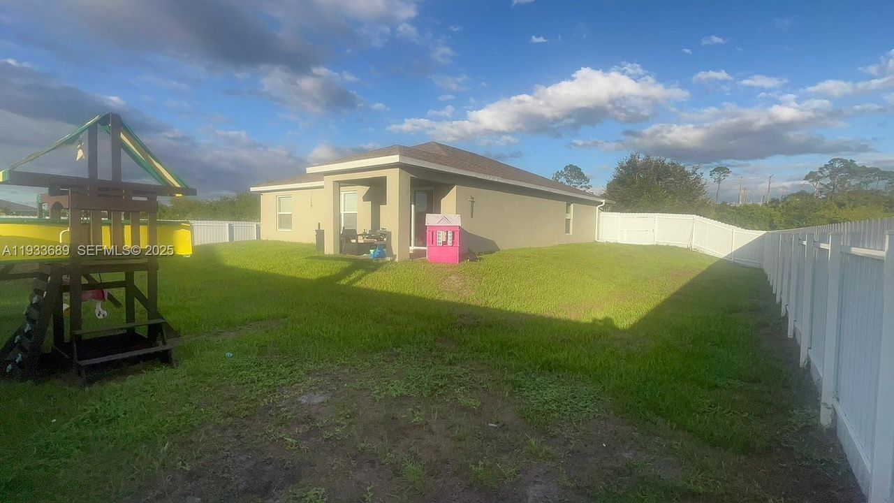 待售: $320,000 (4 贝兹, 2 浴室, 0 平方英尺)