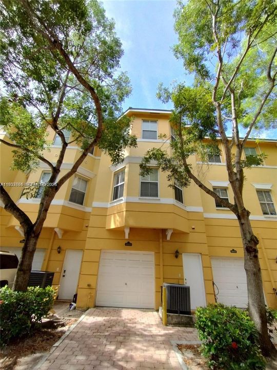 For Sale: $279,000 (3 beds, 3 baths, 1932 Square Feet)