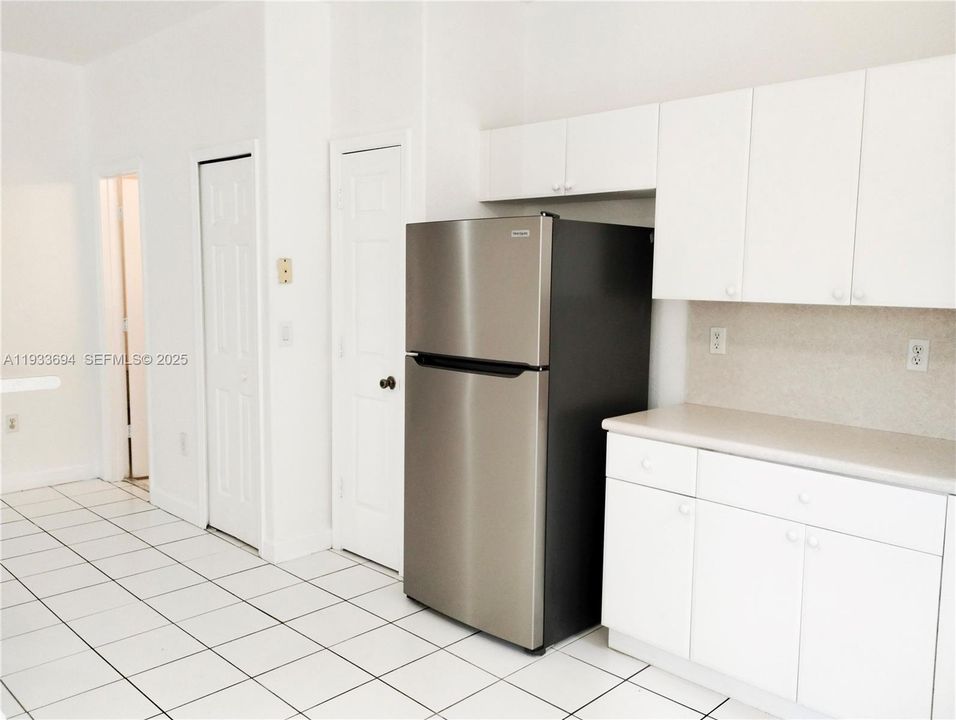 For Sale: $279,000 (3 beds, 3 baths, 1932 Square Feet)