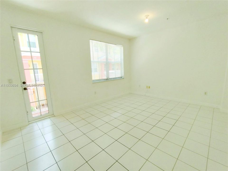 For Sale: $279,000 (3 beds, 3 baths, 1932 Square Feet)