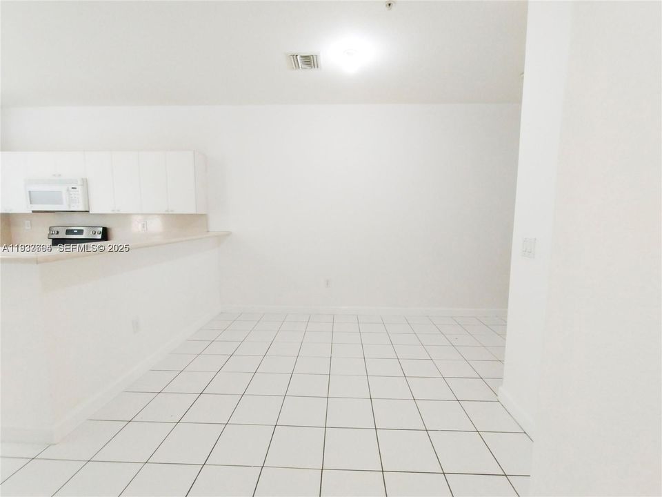 For Sale: $279,000 (3 beds, 3 baths, 1932 Square Feet)