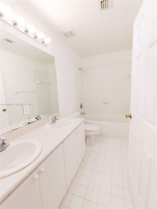 For Sale: $279,000 (3 beds, 3 baths, 1932 Square Feet)