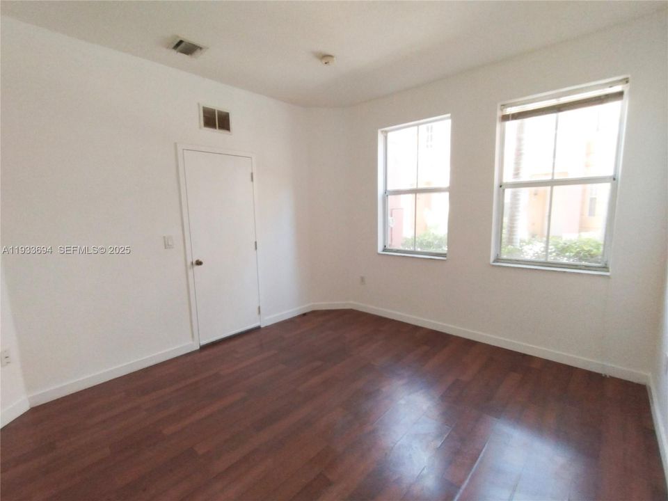 For Sale: $279,000 (3 beds, 3 baths, 1932 Square Feet)