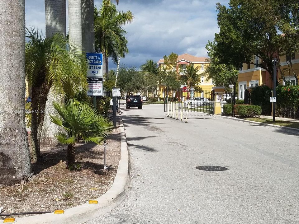 For Sale: $279,000 (3 beds, 3 baths, 1932 Square Feet)