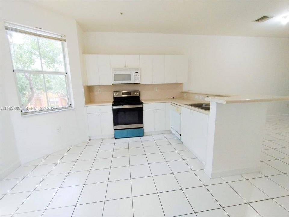 For Sale: $279,000 (3 beds, 3 baths, 1932 Square Feet)