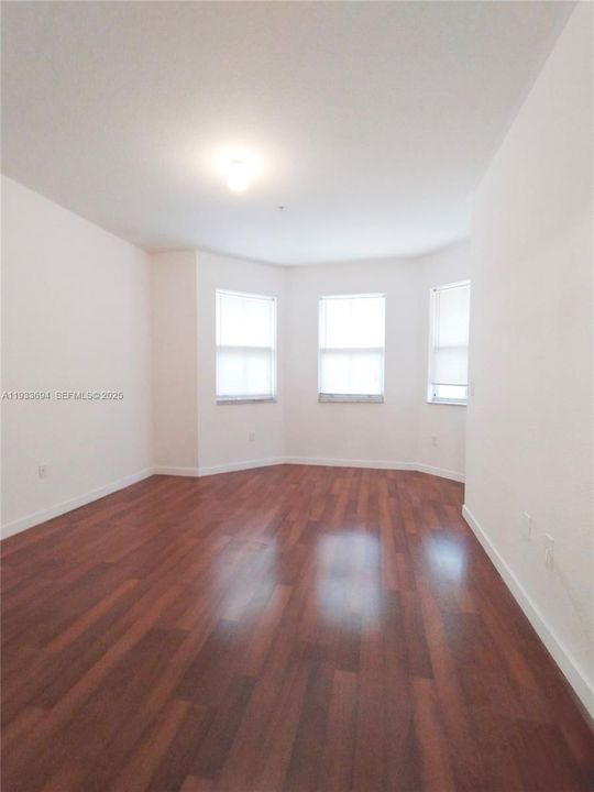 For Sale: $279,000 (3 beds, 3 baths, 1932 Square Feet)