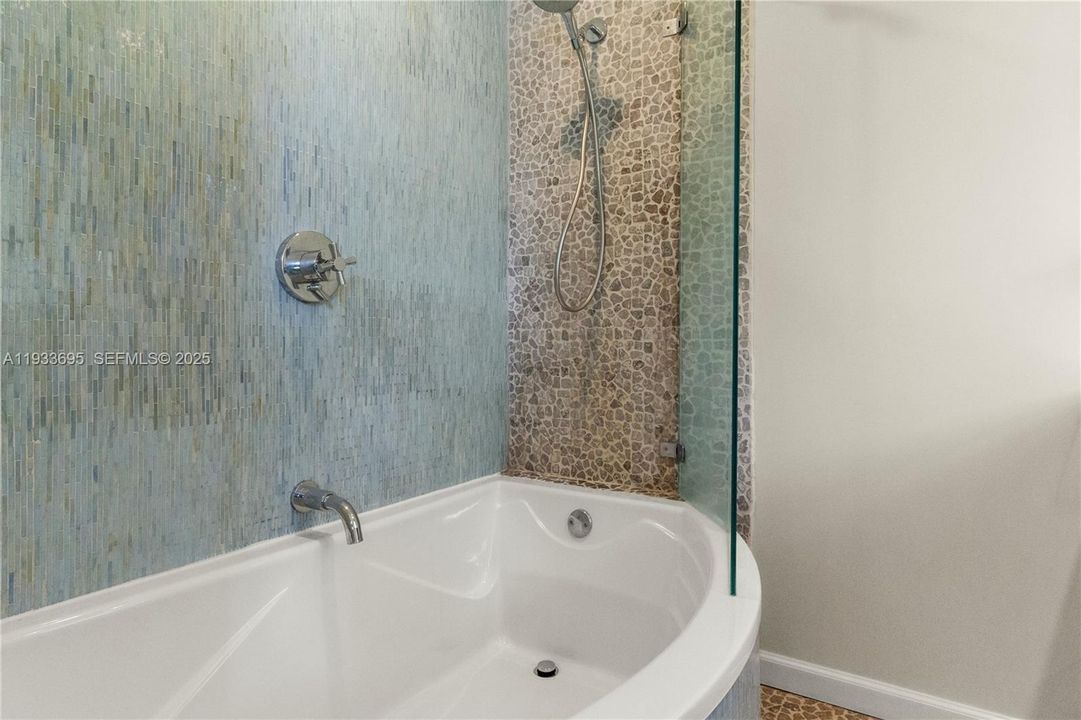 待售: $450,000 (2 贝兹, 2 浴室, 846 平方英尺)