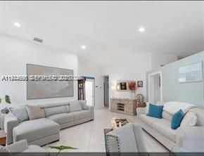 В аренду: $4,500 (4 спален, 3 ванн, 1453 Квадратных фут)