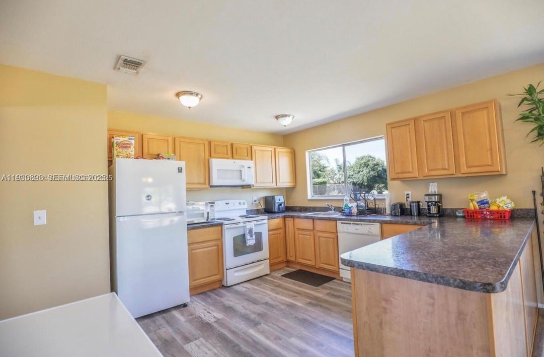 For Rent: $2,500 (3 beds, 2 baths, 1176 Square Feet)