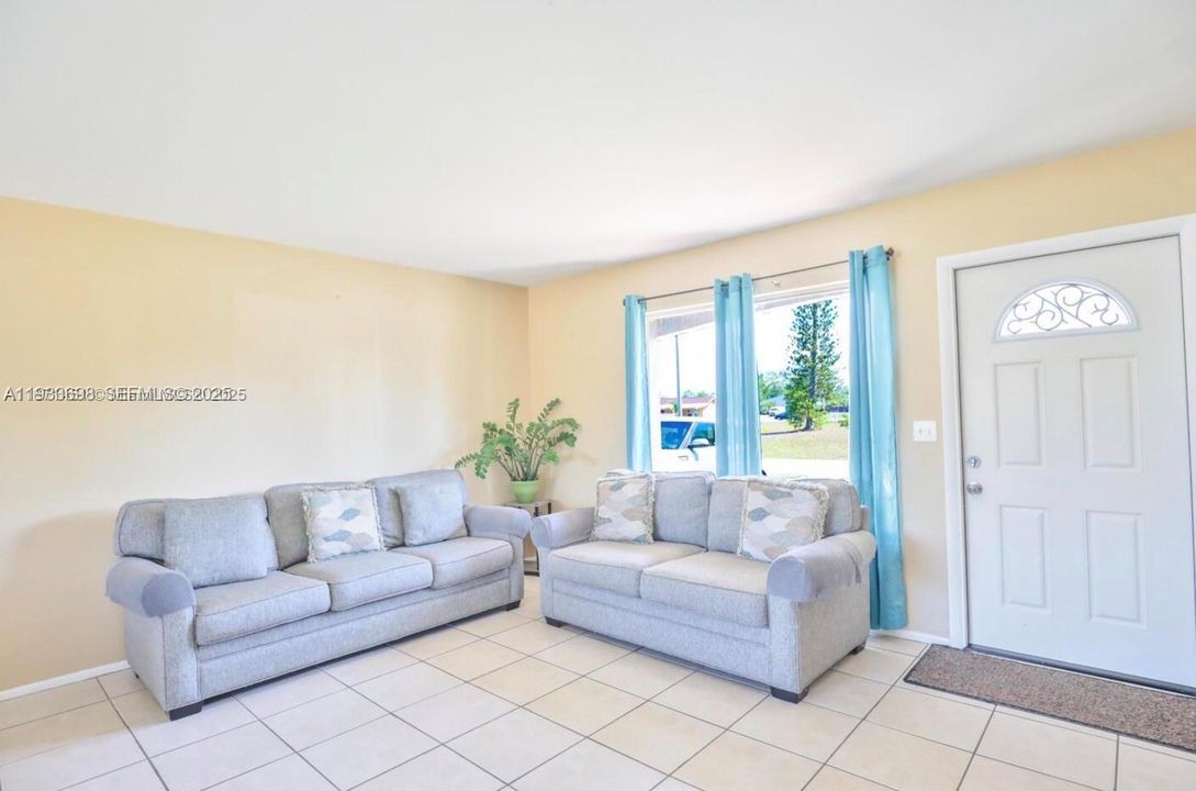 For Rent: $2,500 (3 beds, 2 baths, 1176 Square Feet)