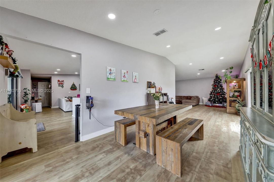 待售: $739,900 (3 贝兹, 2 浴室, 2218 平方英尺)