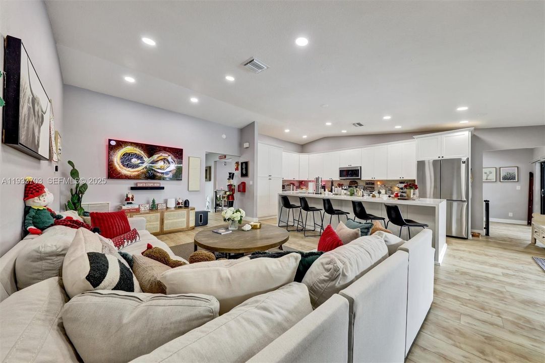 待售: $739,900 (3 贝兹, 2 浴室, 2218 平方英尺)