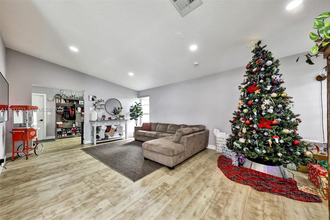 待售: $739,900 (3 贝兹, 2 浴室, 2218 平方英尺)